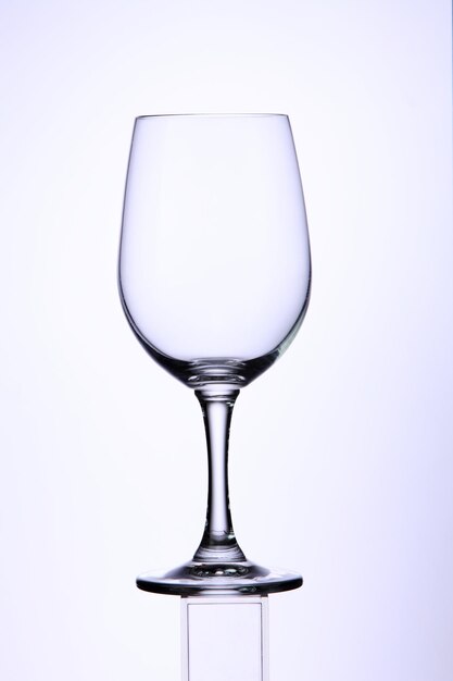 Foto primer plano de una copa de vino contra un fondo blanco