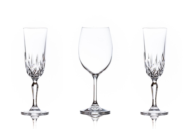 Foto primer plano de una copa de vino contra un fondo blanco
