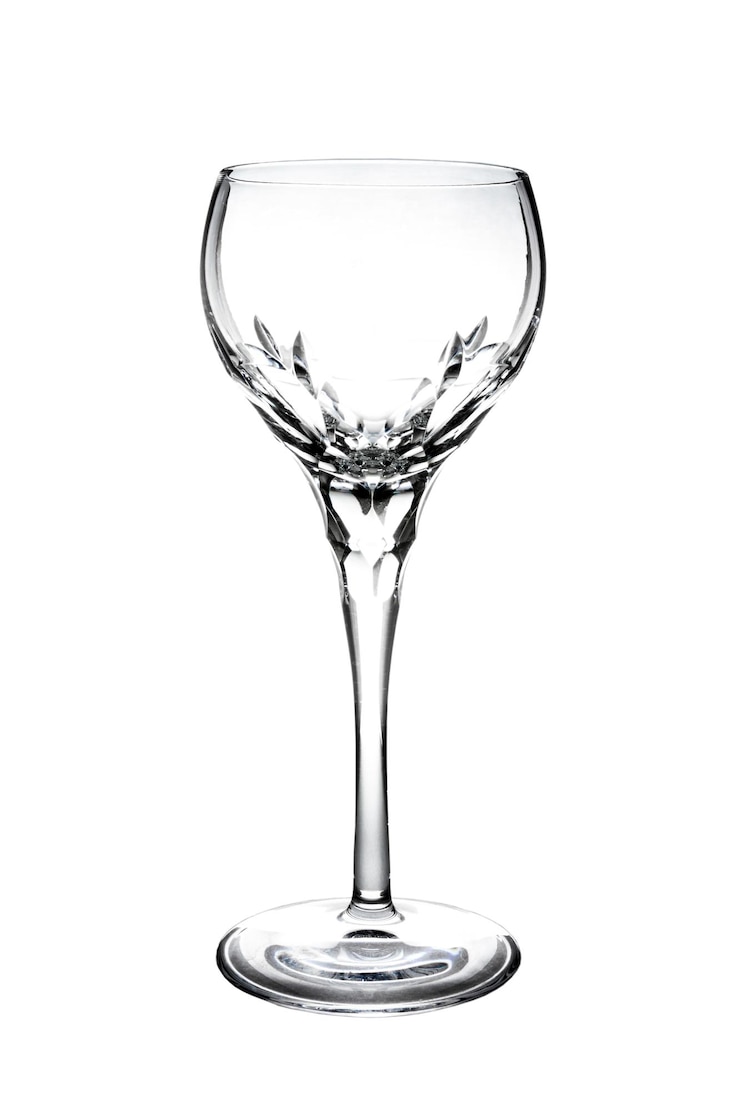 Foto primer plano de una copa de vino contra un fondo blanco