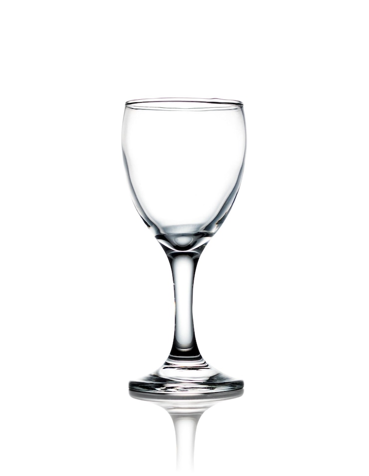 Foto primer plano de una copa de vino contra un fondo blanco