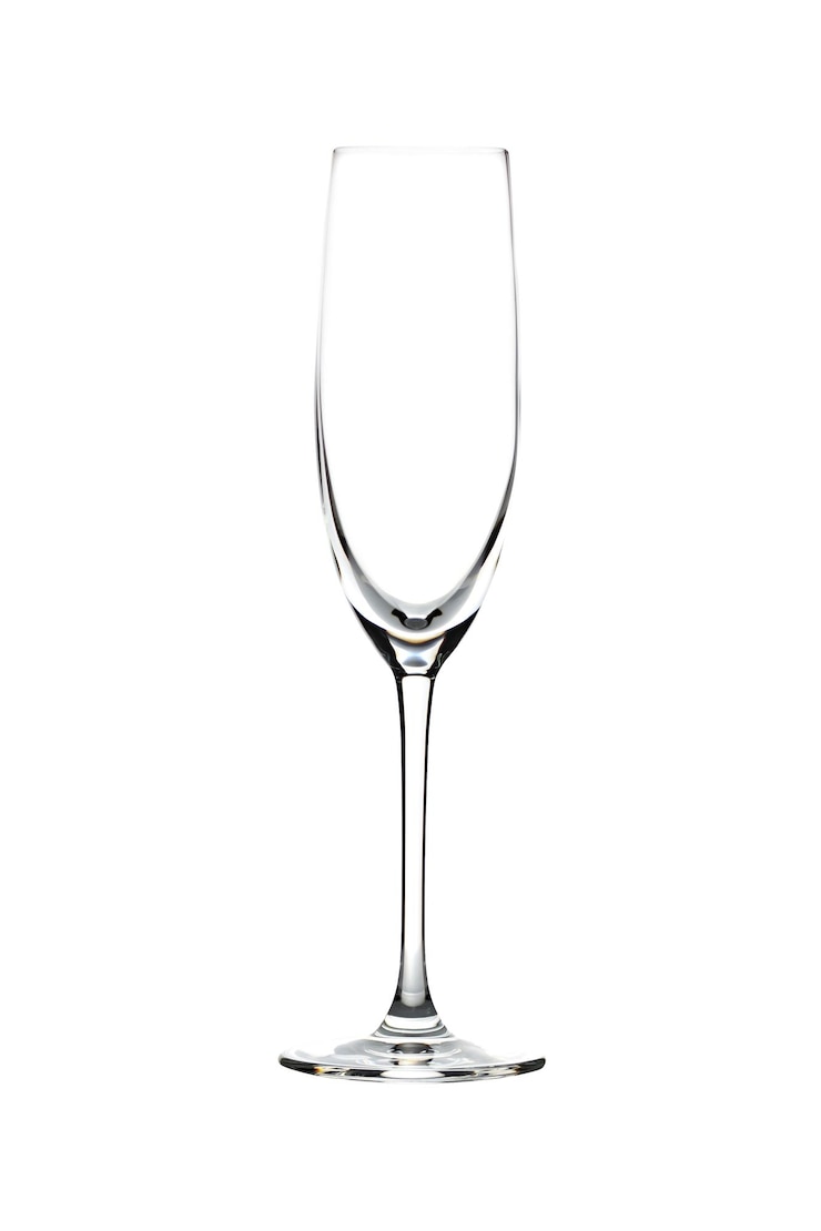 Foto primer plano de una copa de vino contra un fondo blanco