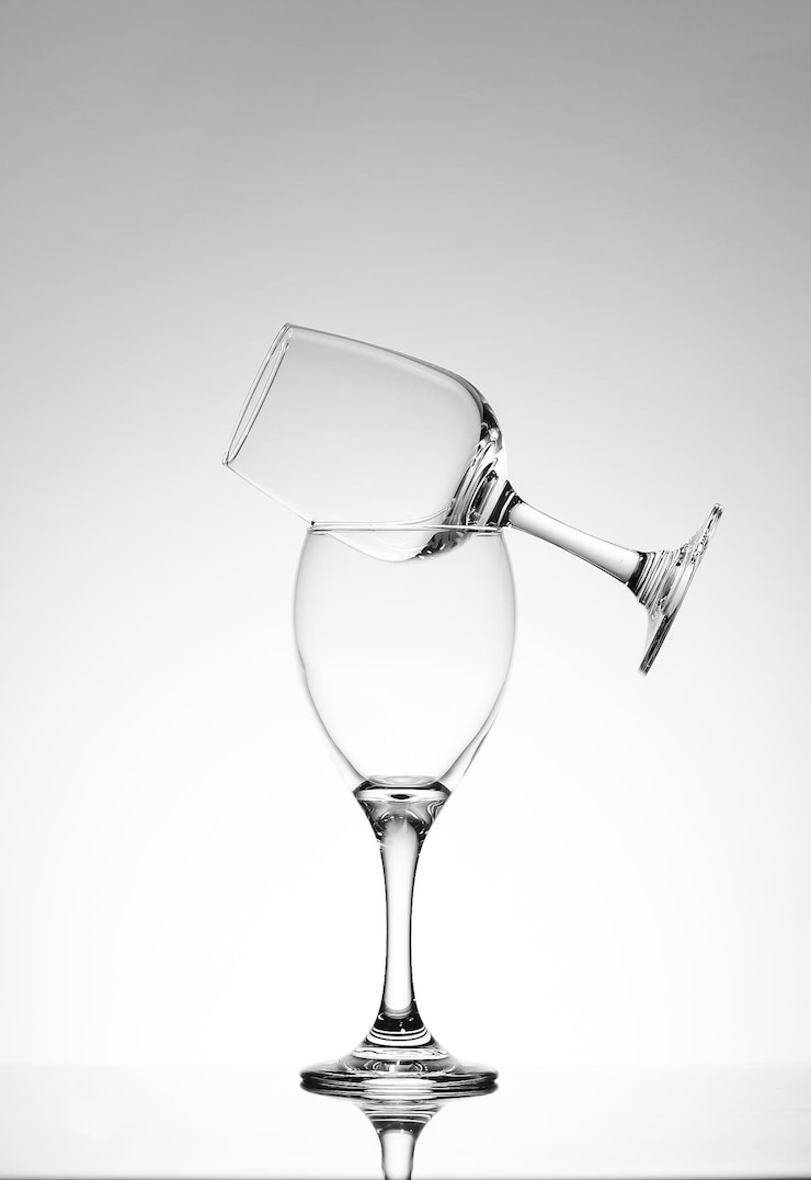Foto primer plano de una copa de vino contra un fondo blanco