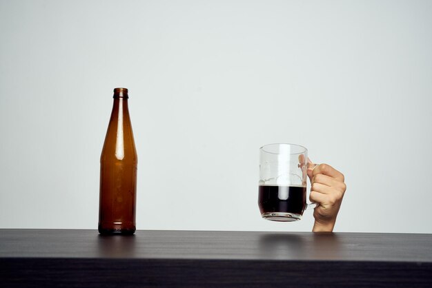 Primer plano de una copa de vino en la mesa contra un fondo blanco