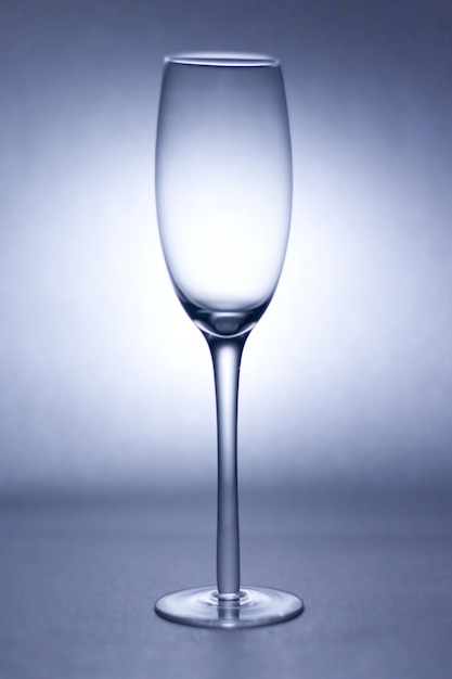 Primer plano de una copa de vino en la mesa contra un fondo gris
