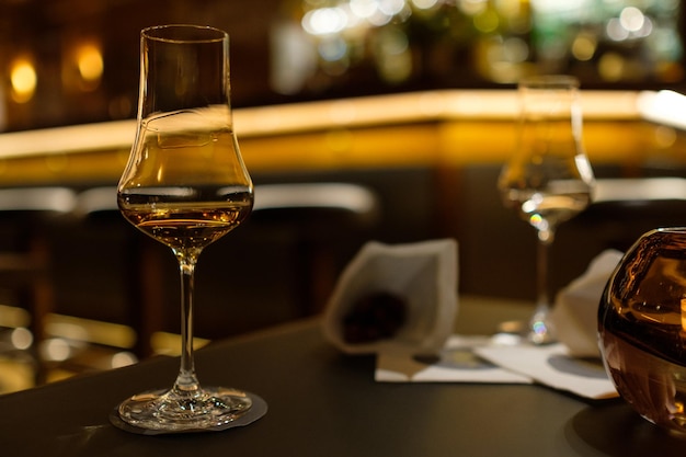 Primer plano de una copa de vino en la mesa de un restaurante