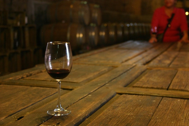 Primer plano de una copa de vino en la mesa