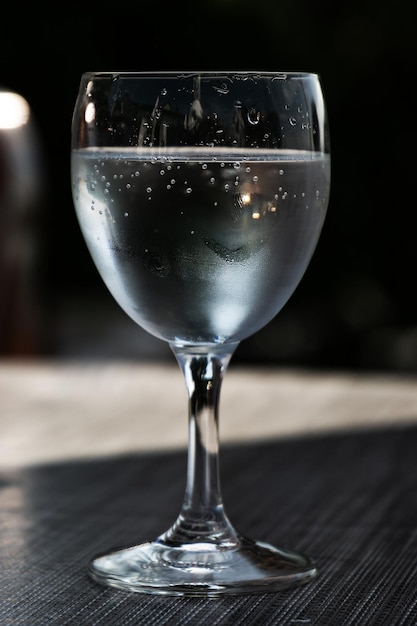 Foto primer plano de una copa de vino en la mesa