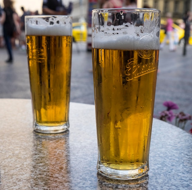 Foto primer plano de las copas de cerveza en la mesa