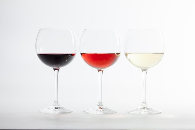 Primer plano de copas de vino contra un fondo blanco