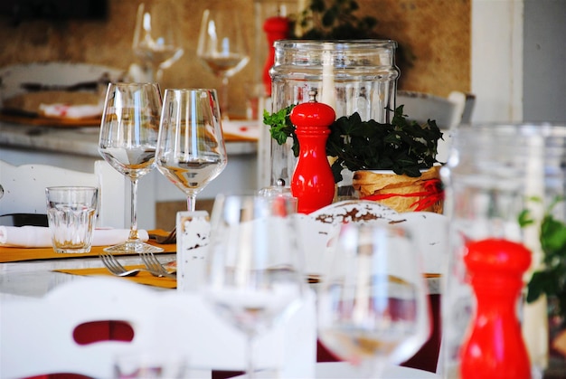 Primer plano de copas de vino en la mesa