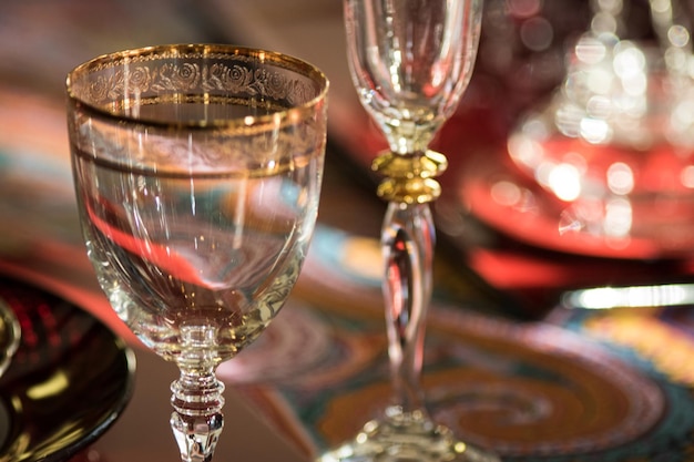 Primer plano de las copas de vino en la mesa