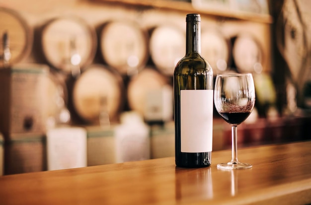 Primer plano de copas de vino en la mesa