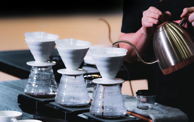 Foto primer plano de las copas de vino en la mesa