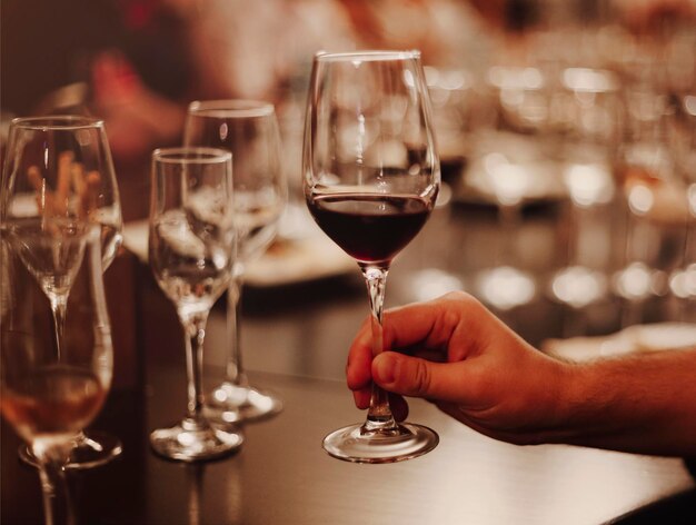 Foto primer plano de copas de vino en la mesa