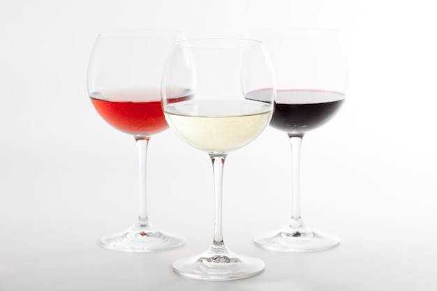 Primer plano de copas de vino sobre un fondo blanco