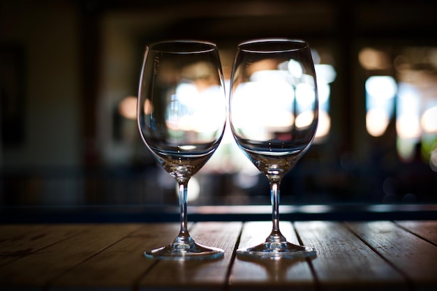 Foto primer plano de copas de vino vacías en el mostrador del bar