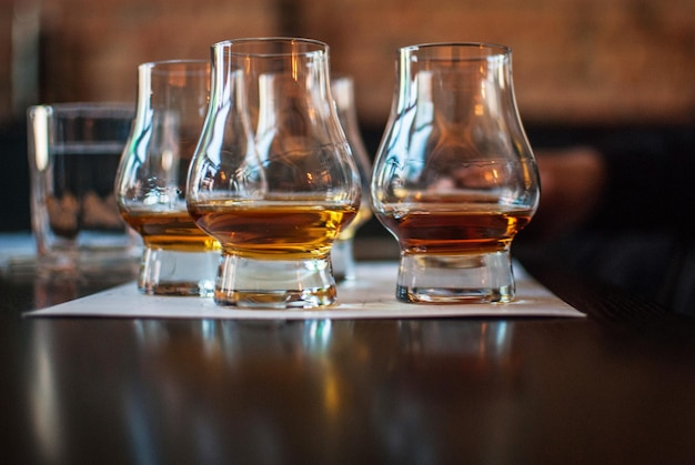 Primer plano de copas de whisky en la mesa en el bar
