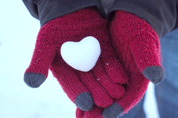 primer plano, a, un, corazón, bola de nieve, en, womans, manos