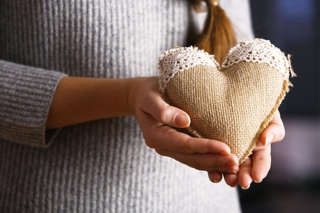 Primer plano de corazones artesanales en manos femeninas