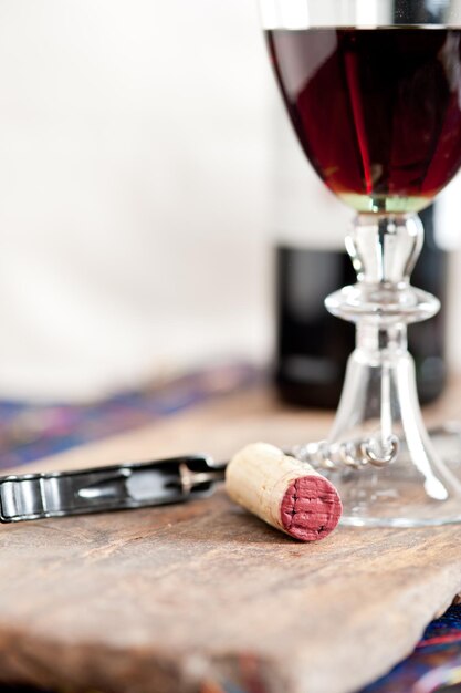 Foto primer plano del corcho y el vaso de vino en la mesa