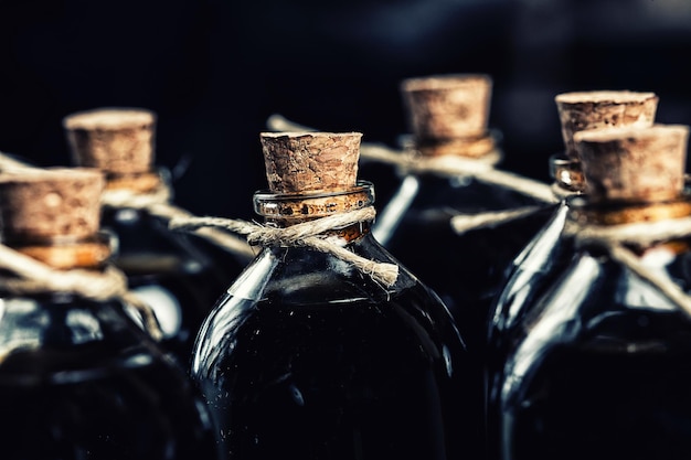 Primer plano de los corchos en las botellas