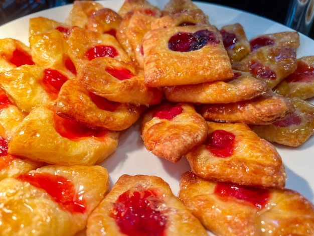 Primer plano y cosecha Pastelería danesa casera masa levadura con mermelada de fresa se vende en la panadería