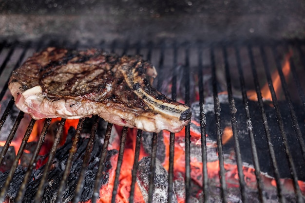 Primer plano de una costilla de ternera a la parrilla en una parrilla de barbacoa