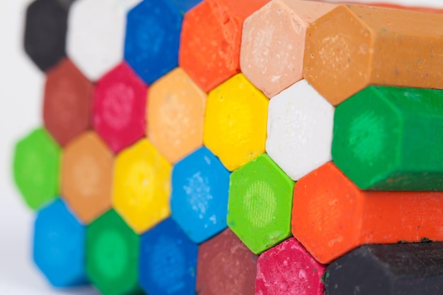 Primer plano de crayones de colores