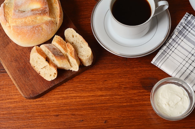 Primer plano de crema de tostadas, café y queso