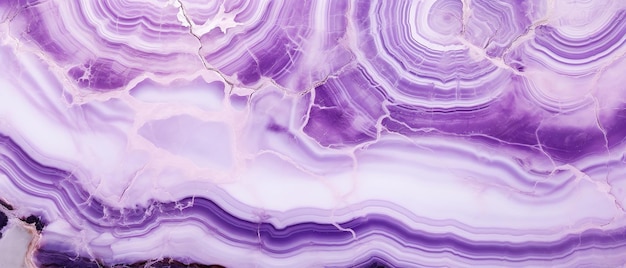 Primer plano de cristal de ágata blanca púrpura abstractamente pulido con textura de piedra curativa de cuarzo natural