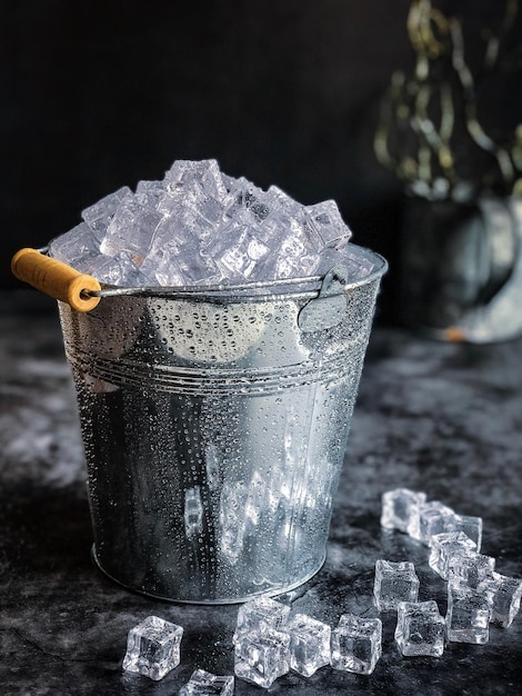Primer plano de los cristales de hielo en la mesa