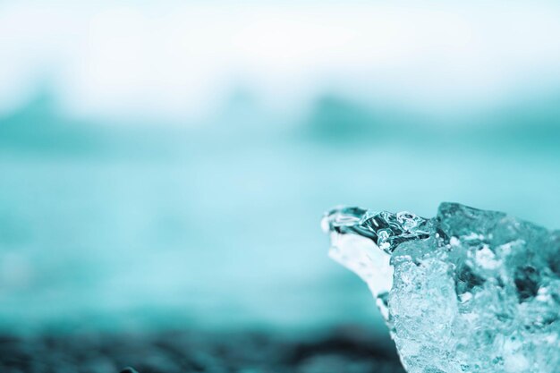 Foto primer plano de los cristales de hielo en la roca