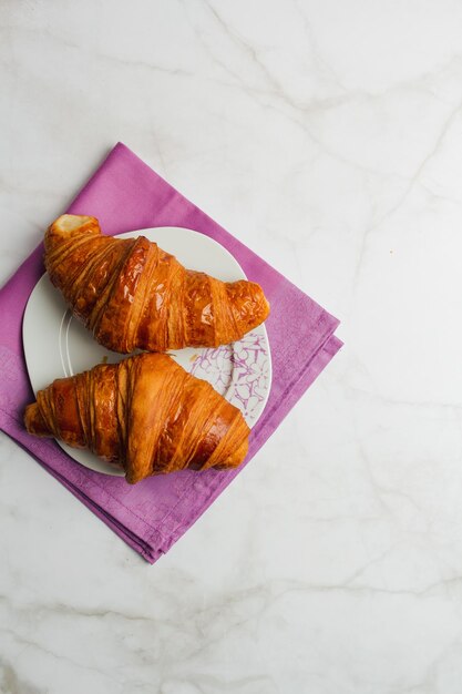 Primer plano de croissants aislado sobre fondo de mármol.