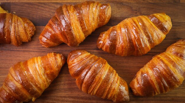 Un primer plano de croissants en una mesa de madera