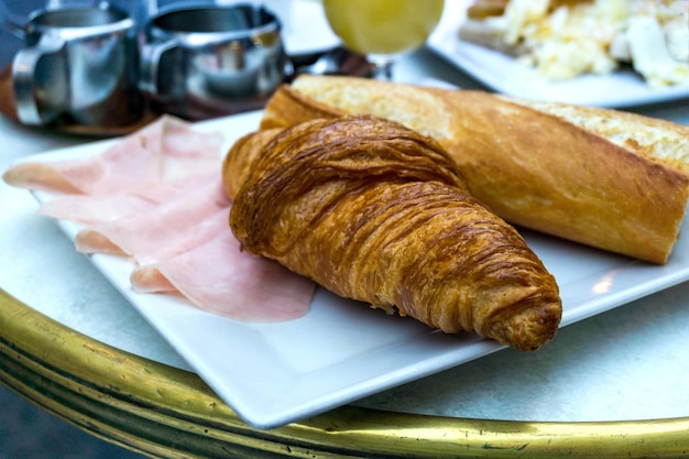 Foto primer plano de croissants en un plato sobre la mesa