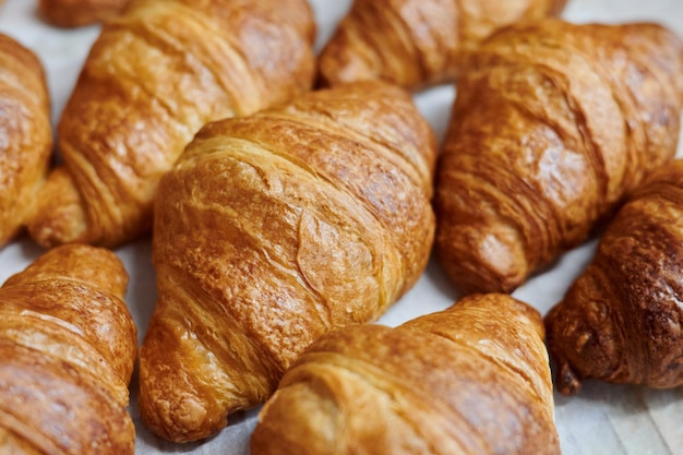 Un primer plano de croissants recién hechos