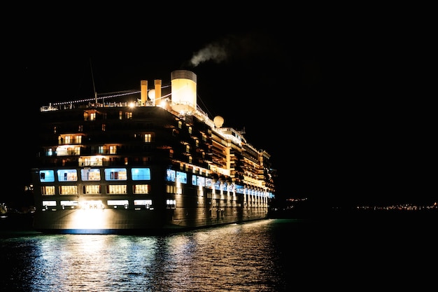 Foto primer plano de un crucero en el mar por la noche iluminación nocturna del barco