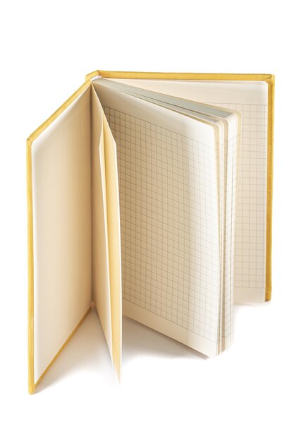 Primer plano de un cuaderno esponjoso de terciopelo en blanco sobre fondo blanco con trazado de recorte