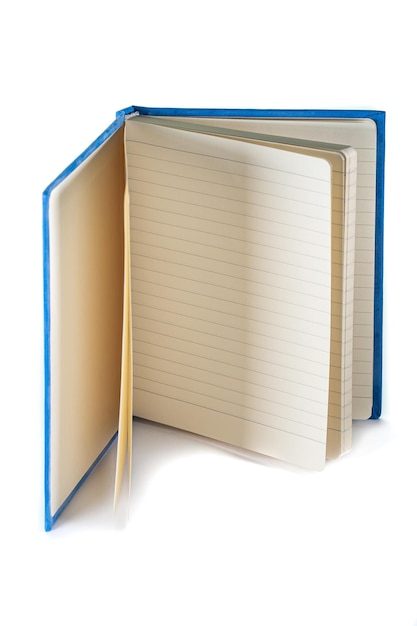 Primer plano de un cuaderno esponjoso de terciopelo en blanco sobre fondo blanco con trazado de recorte