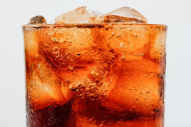 Foto primer plano de cubitos de hielo en cola contra un fondo blanco