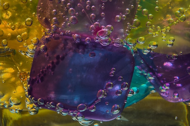 Primer plano de cubos de hielo con burbujas en la bebida