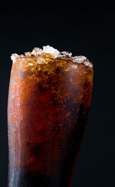 Foto primer plano de cubos de hielo contra un fondo negro