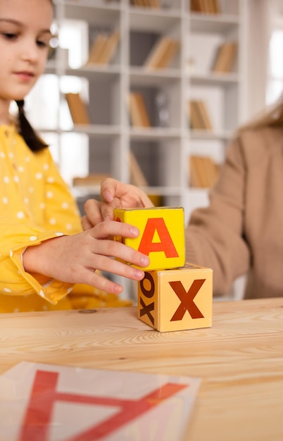 Primer plano de cubos con letras sobre la mesa en la habitación