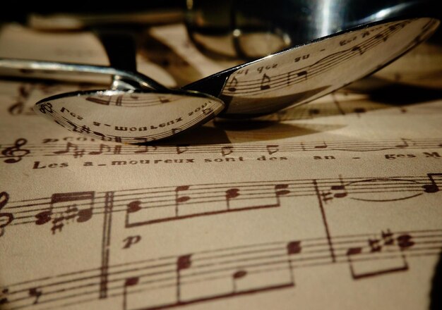 Foto primer plano de cucharas en una nota musical