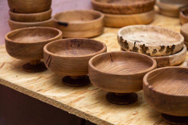 Primer plano de cuencos de madera hechos a mano sobre una mesa