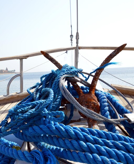 Foto primer plano de una cuerda atada en un velero