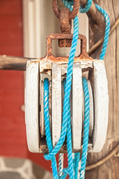 Foto primer plano de la cuerda azul en la polea