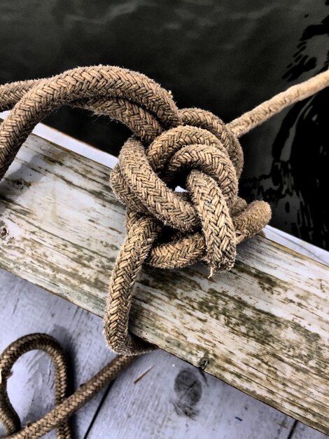 Foto primer plano de una cuerda en una pared de madera