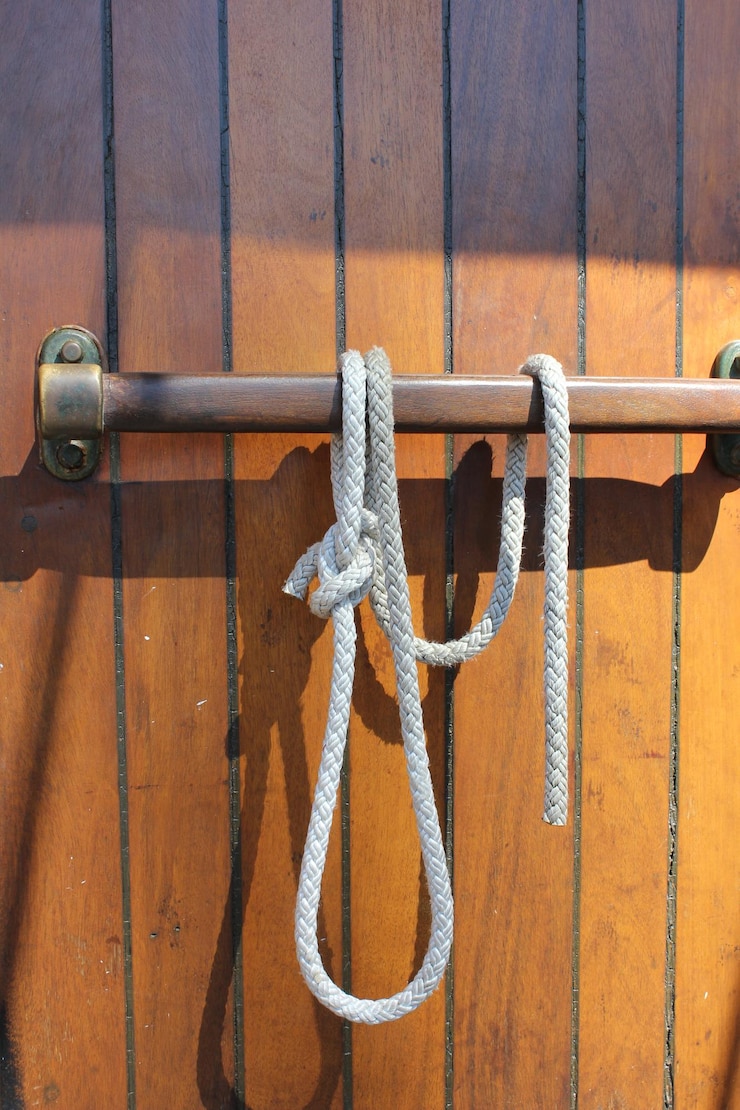 Foto primer plano de una cuerda en una pared de madera