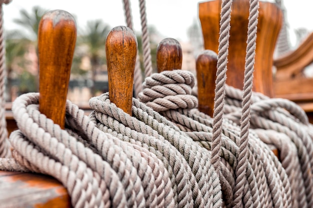 Primer plano de las cuerdas en el barco